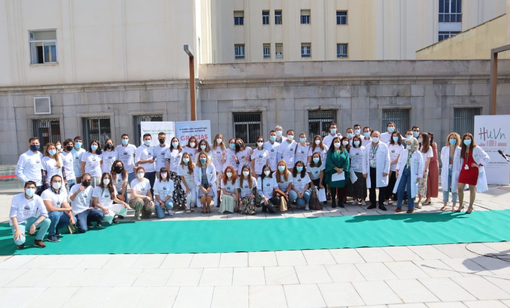 El equipo directivo junto con los especialistas residentes qeu concluyen su formación (1) - copia