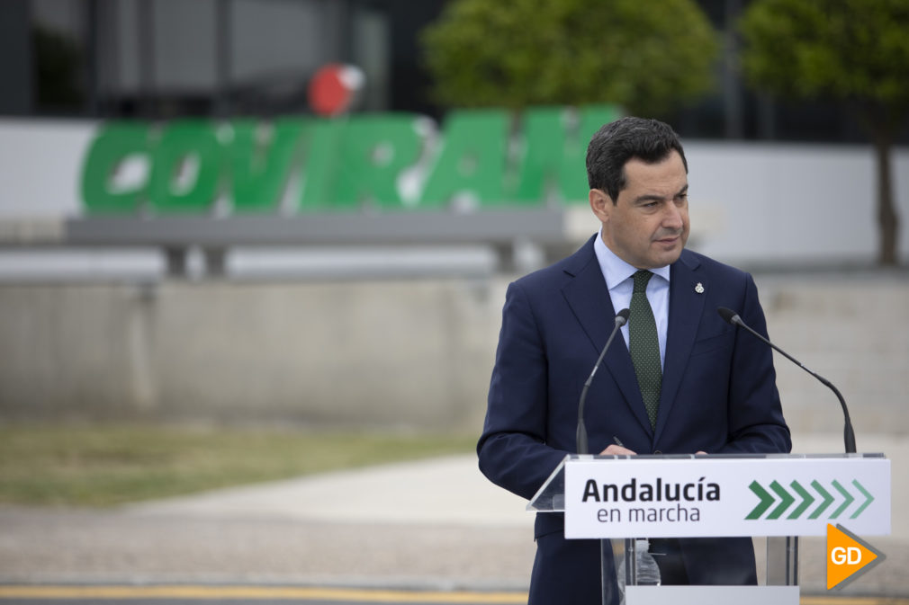 Visita de Juanma Moreno a la sede de Coviran en Granada