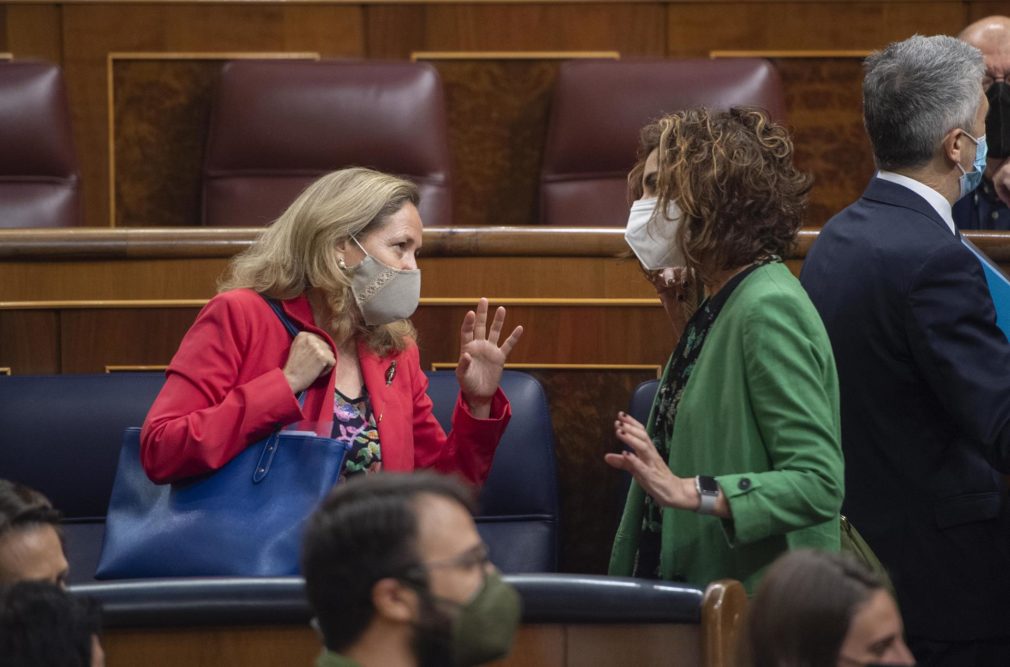 La ministra Nadia Calviño y la ministra María Jesús Montero durante una sesión de control al Gobierno Foto Pool