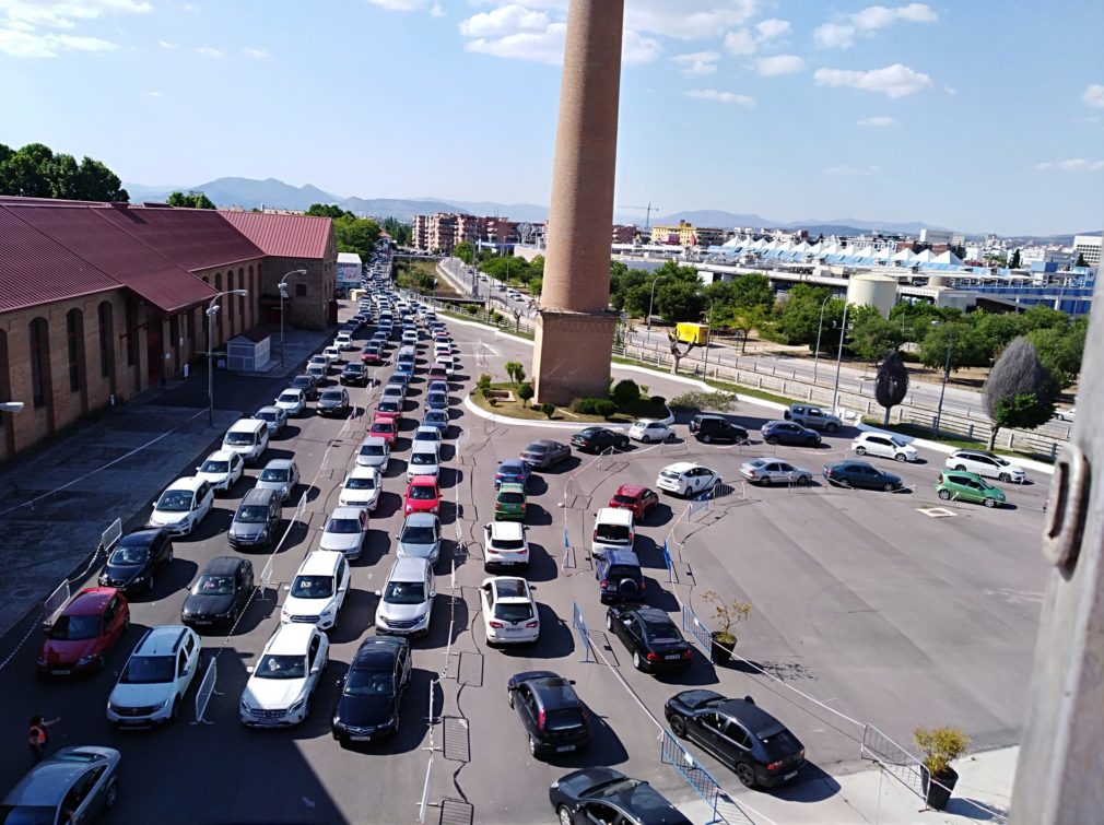 Colas de coches para la vacunación masiva en Fermasa