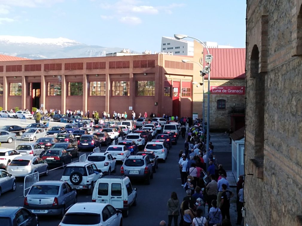 Colas de coches para la vacunación masiva en Fermasa