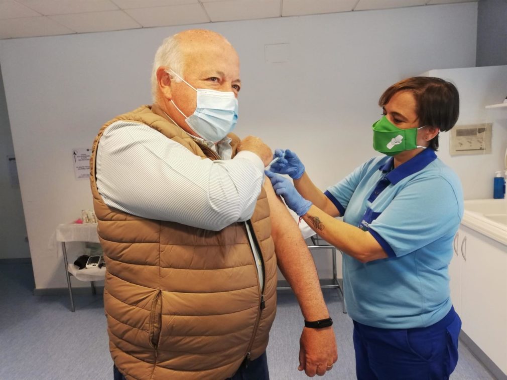 El consejero de Salud, Jesús Aguirre, se vacuna contra el Covid-19. - JUNTA DE ANDALUCÍA