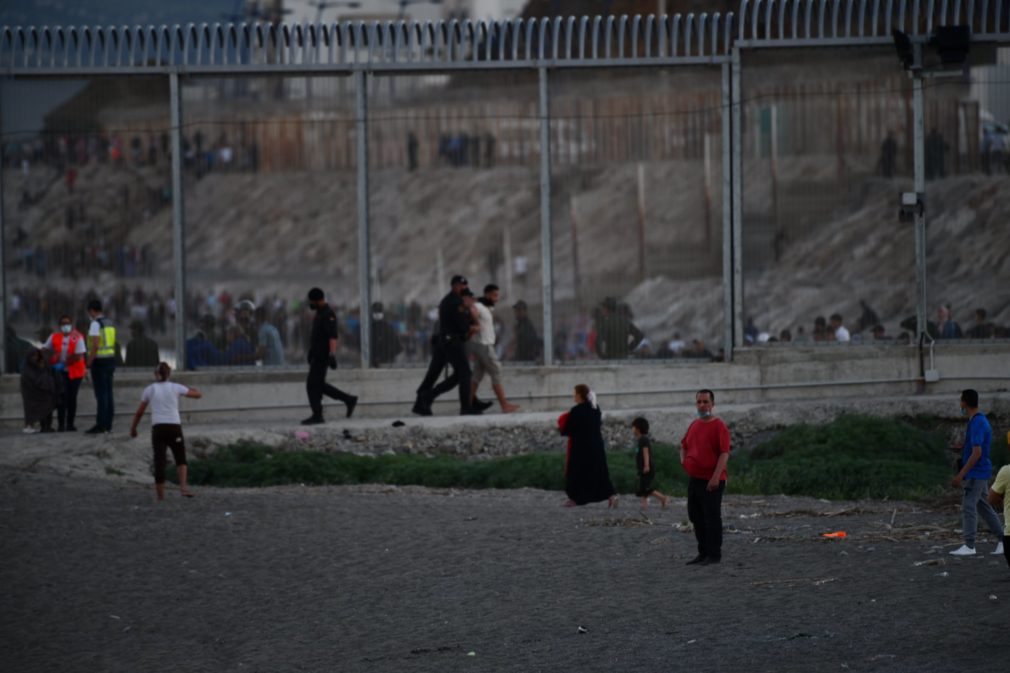 España moviliza al Ejército en Ceuta tras la entrada de más de 5.000 marroquíes en 24 horas