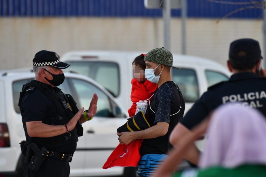 España mantendrá 'sine die' el despliegue policial y militar del Tarajal de Ceuta, por donde ya no se registran entradas