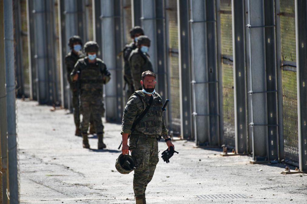 Varios militares vigilan desde la valla que separa Ceuta de Marruecos la llegada de migrantes, a 19 de mayo de 2021, en Ceuta, (España).