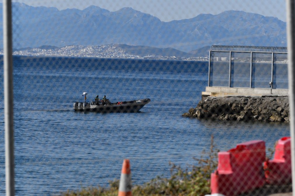 Sucesos.- La Guardia Civil recupera un cadáver en aguas del Tarajal e investiga las causas de su muerte