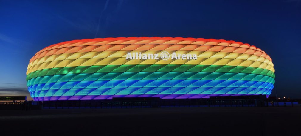 El Allianz Arena luciendo la bandera LGTBI en 2016 / Tobias Hase/picture alliance via Getty Images