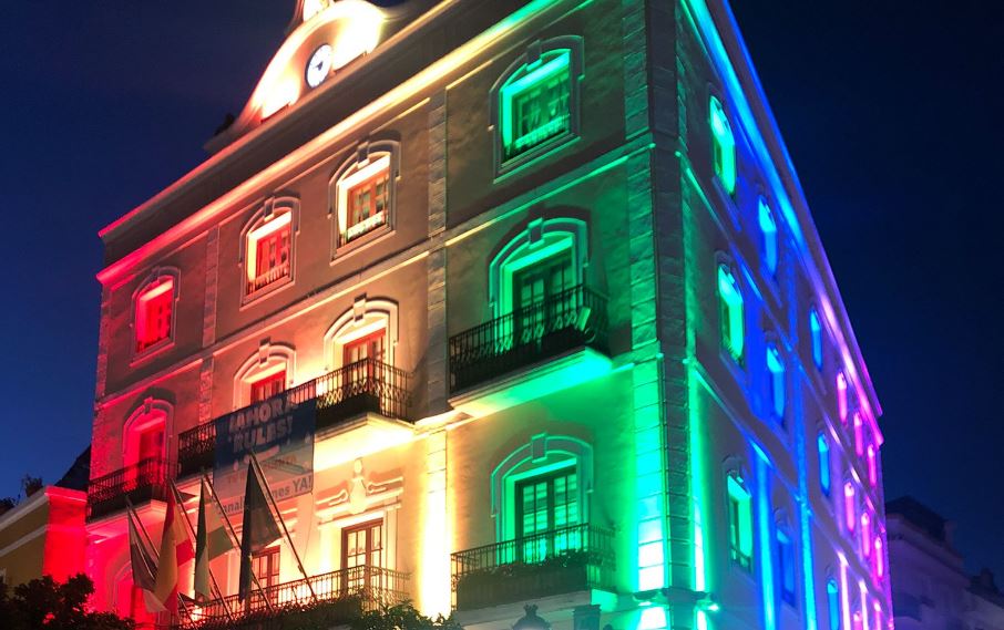 Almuñécar ilumina su fachada en el Día del Orgullo LGTBI+