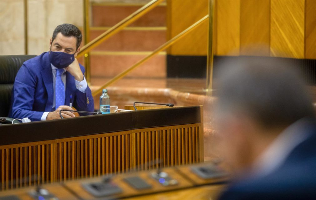 El presidente de la Junta de Andalucía, Juanma Moreno, en una foto de archivo en el Pleno del Parlamento. - María José López - Europa Press