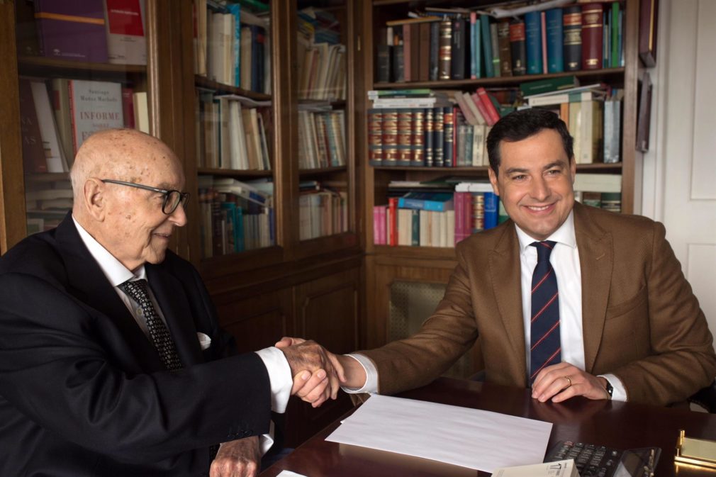El presidente de la Junta de Andalucía, Juanma Moreno, y el exministro de UCD Manuel Clavero, en una imagen de archivo