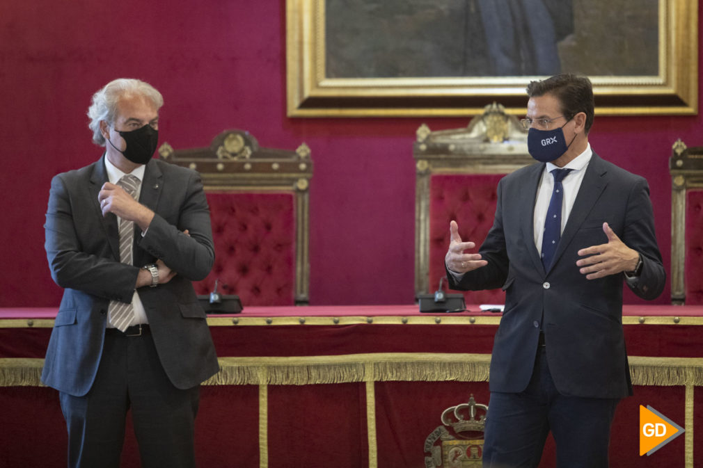 Acto de Luis Salvador previo a su rueda de prensa en el Ayuntamiento de Granada