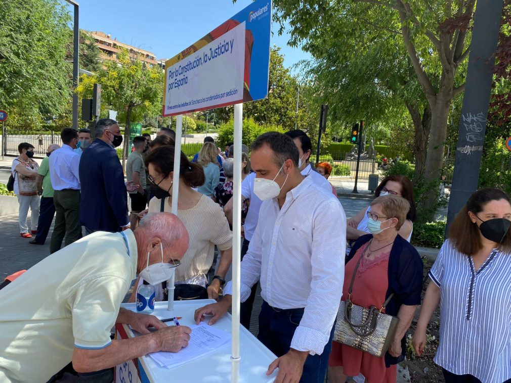 Fotografía de recogida de firmas PP