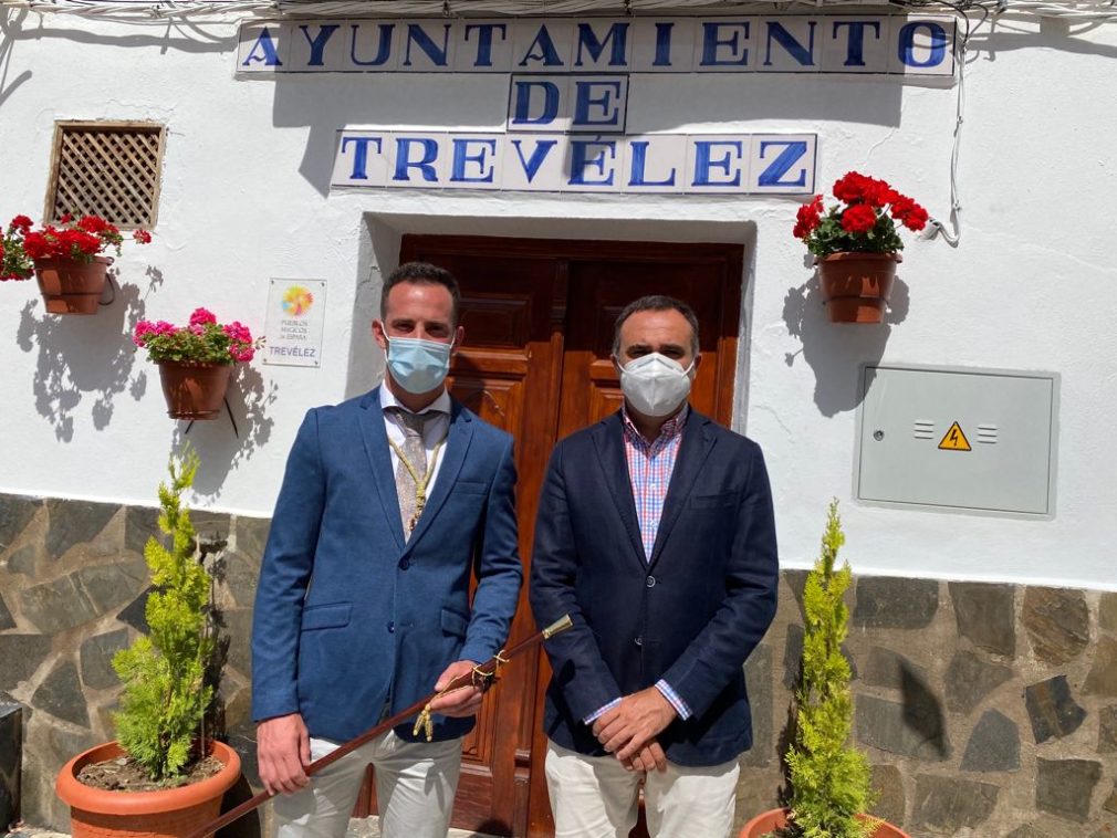 Francisco Rodríguez y Adrián Gallegos en la puerta del consistorio de Trevélez