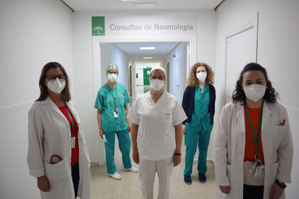 La jefa de servicio de Neumología, Concha Morales,a la izuierda, y la neumóloga, Beatriz Jiménez, a la derecha junto a parte del equipo de consultas poscovid