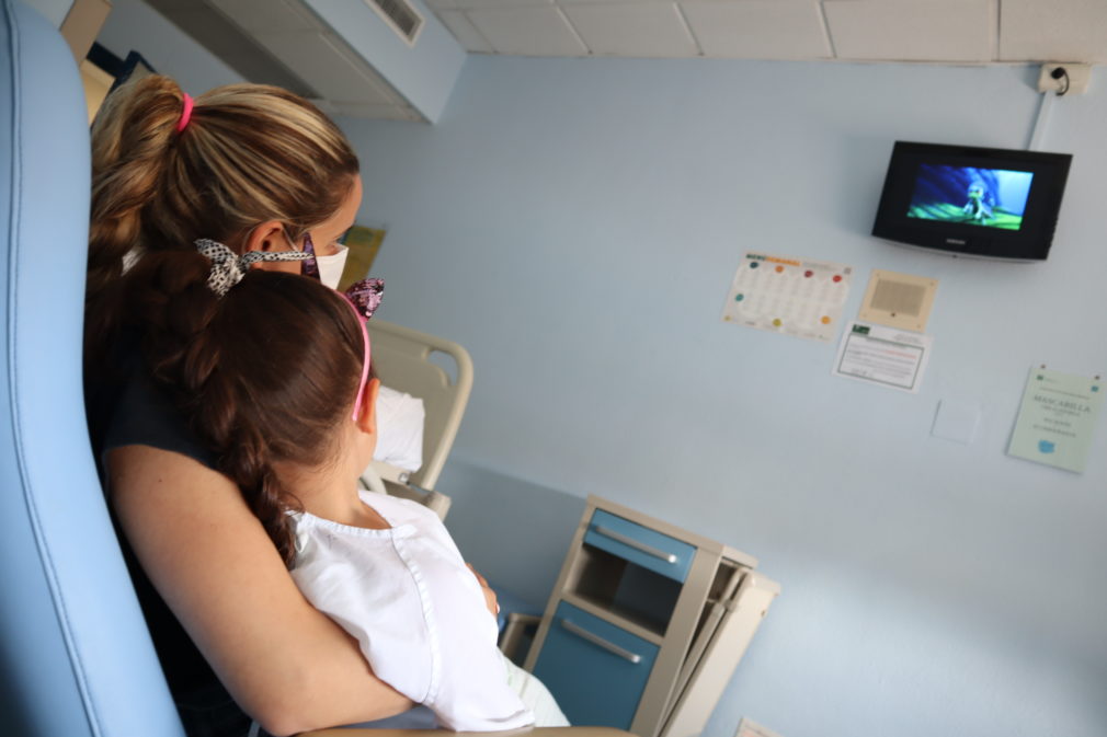 Leire, que hoy recibe el alta hospitalaria, dsifruta de la peli junto a su madre