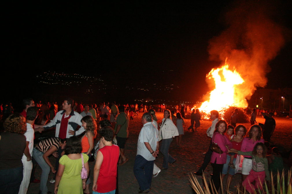 NOCHE SAN JUAN PLAYA LA HERRADURA ANTES DE LA PANDEMIA