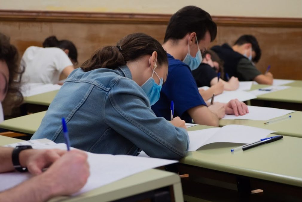 Un-total-de-6.451-estudiantes-se-examinan-de-la-PEvAU-en-la-UGR