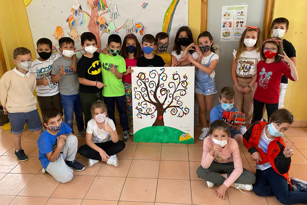 escolares montefrieños preparando los cuadros que han donado a AUPA