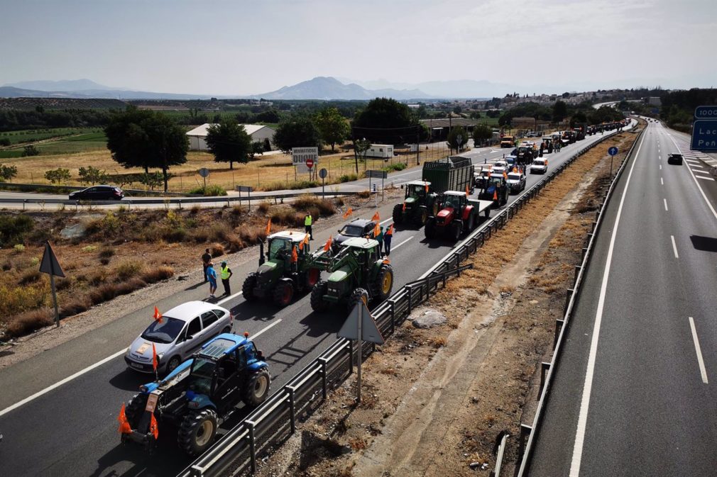 Granada.- Una tractorada reclama el arreglo del camino de servicio de la A-92 hacia Moraleda de Zafayona