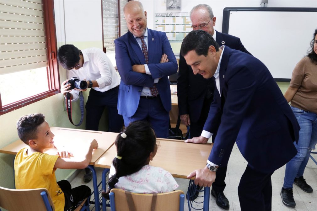 l presidente de la Junta de Andalucía, Juanma Moreno, durante una visita a un colegio, en una fotografía de archivo - Álex Zea - Europa Press