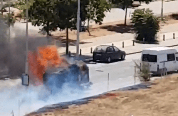 Barredora ardiendo avenida de las Alpujarras