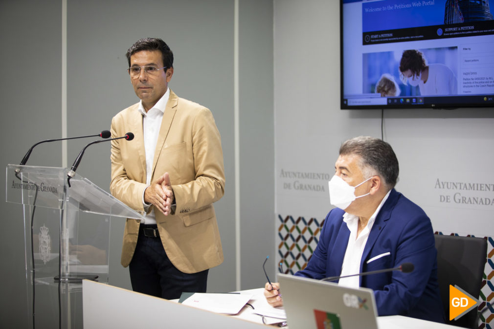 Rueda de prensa de Paco Cuenca y el defensor del ciudadano en la sala de prensa del Ayuntamiento