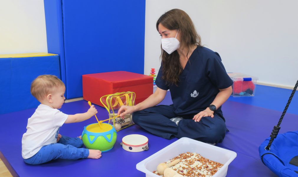 La terapeuta ocupacional del CAIT San Rafael, Jessica Romero, durante una sesión basada en estrategias sensoriales