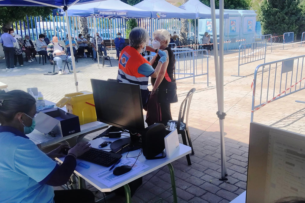 VACUNACION EN ALMUÑECAR Y AL FONDO SALA ESPERA TRAS INOCULADOS 21