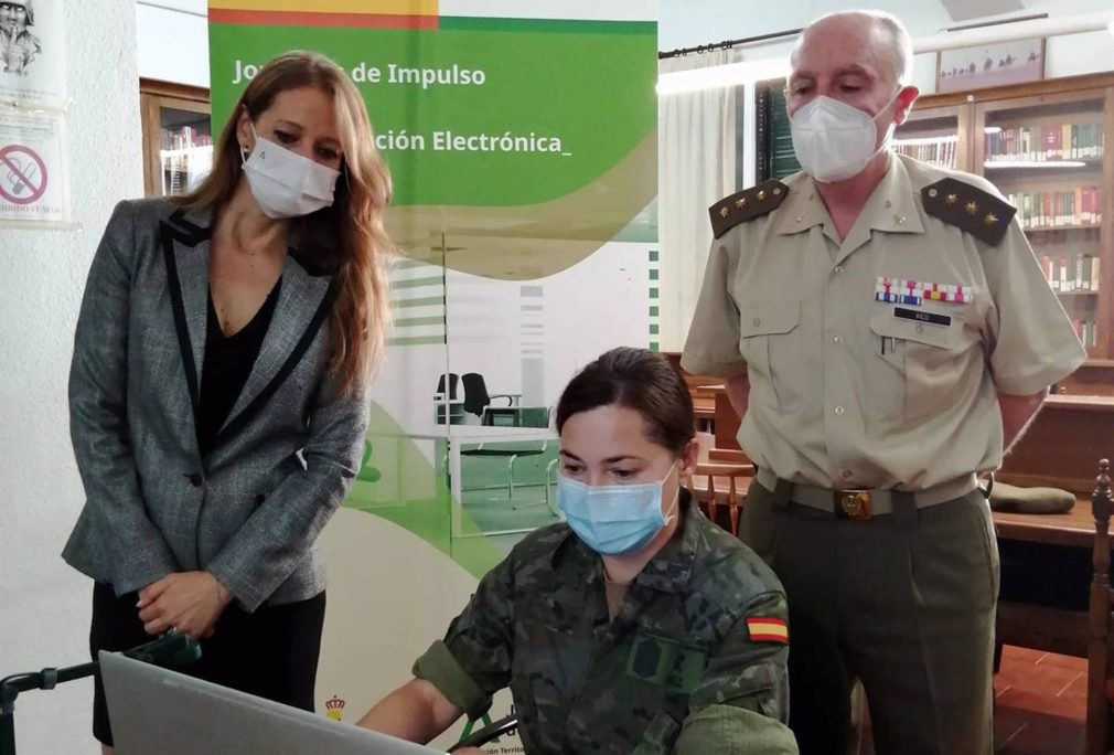 Granada.- Junta y Ejército se alían para difundir las ventajas de los servicios digitales de las administraciones