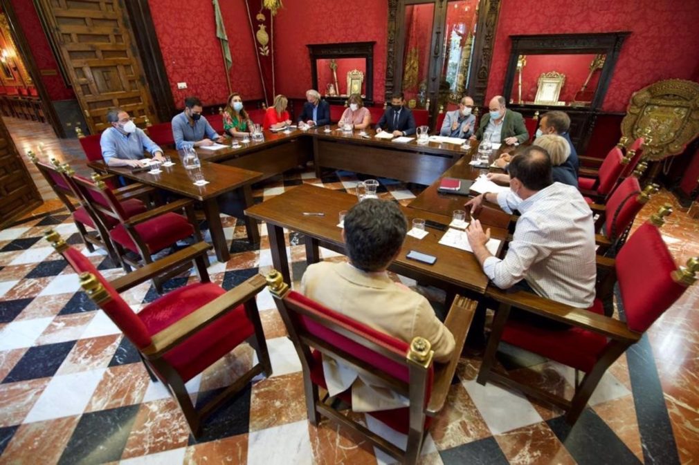 Granada.- La Junta de Gobierno Local aprueba el pago de más de siete millones de euros "a pequeñas y mediana empresas"