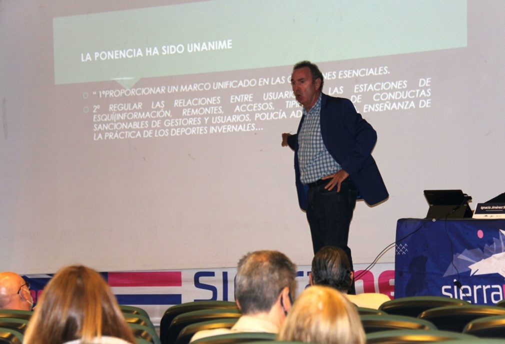 Granada.- Expertos en Derecho analizan en Sierra Nevada una futura ley de los deportes de invierno en Andalucía