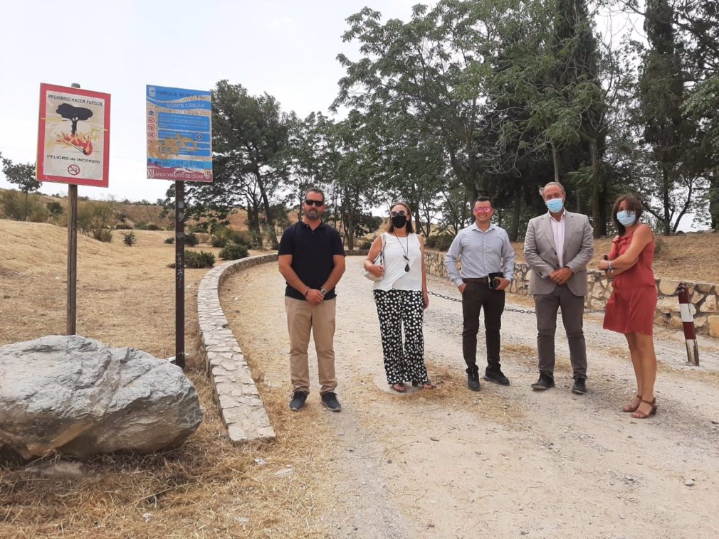 Fotografía de la visita a Cájar del delegado territorial de Regeneración, Justicia y Administración Local en Granada, Enrique Barchino, junto a la alcaldesa, Mónica Castillo.