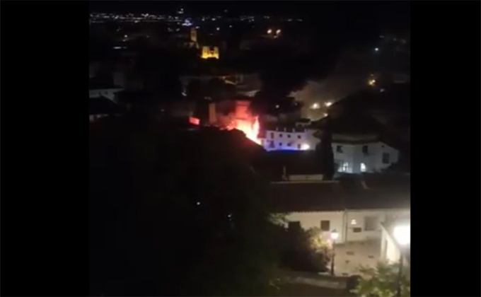 incendio edificio cuesta Alhacaba - Foto Twitter Loic Molinete