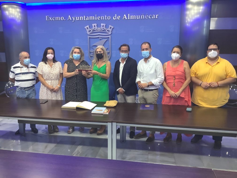 ALCALDESA ALMUÑIECAR HIZO ENTREGA DE LIBROS HISTORIA ALMUÑECAR Y EL NOMBRE DE ALMUÑECAR (METOPA) CON LAS CIVILIZACIÓNES QUE PASARON POR LA CIUDAD