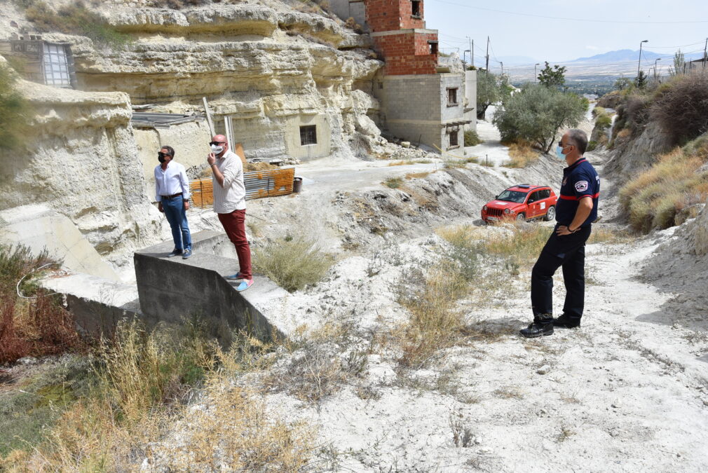 El alcalde de Baza, Manolo Gavilán, el concejal de Medio Ambiente, Juan Francisco Valero, y el jefe del Servicio Contra Incendios, Ramón Quirante | Foto: Gabinete