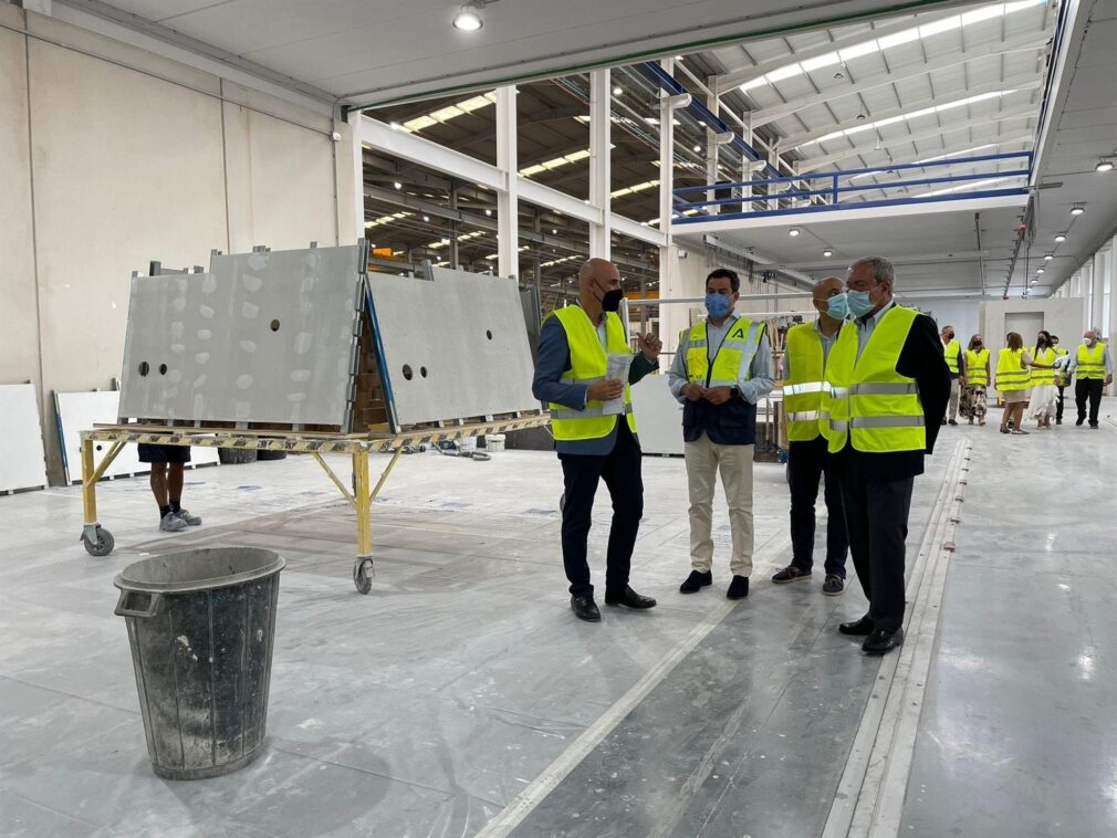 El presidente de la Junta de Andalucía, Juanma Moreno, visita la empresa Hydrodiseño en Huércal-Overa