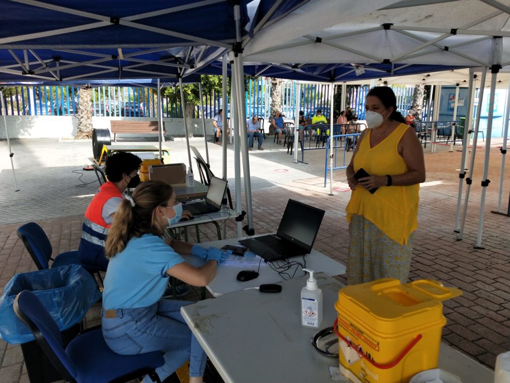 LA EDIL DE SALUD MARIA DEL CARMEN REINOSO SE INTERESO POR EL RITMO DE VACUNACION ESTA SEMANA EN ALMUÑÉCAR 21 (1)