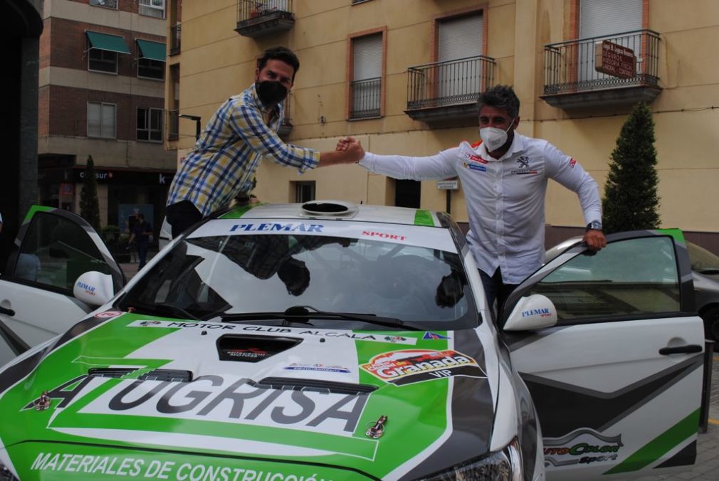 Noel López, alcalde de Maracena, junto al piloto del nacional de rallys, Juan de Dios Gómez