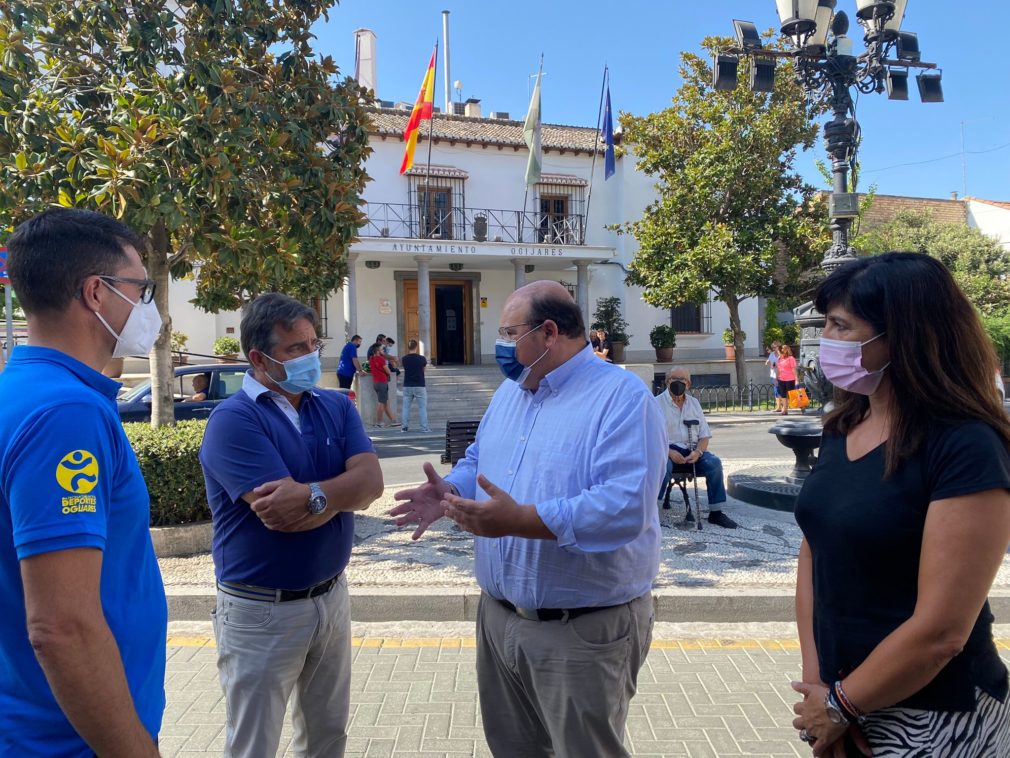 El Senador, José Antonio Robles, en comparecencia tras una reunión con el presidente de la Asociación de Autoescuelas de Granada, José Blas