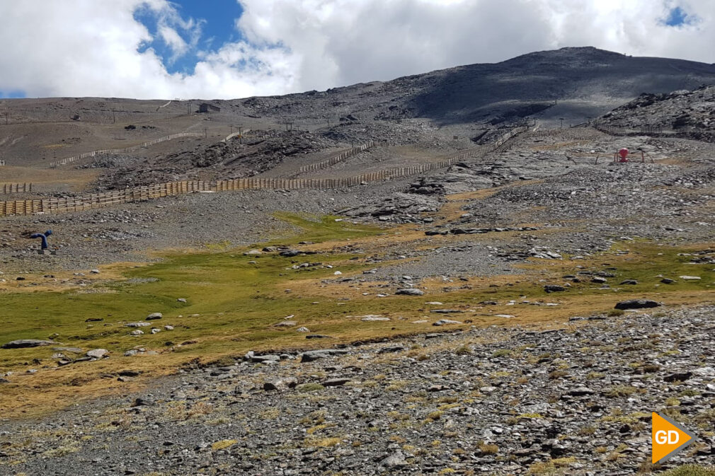 Sierra Nevada verano pista esquí sin nieve