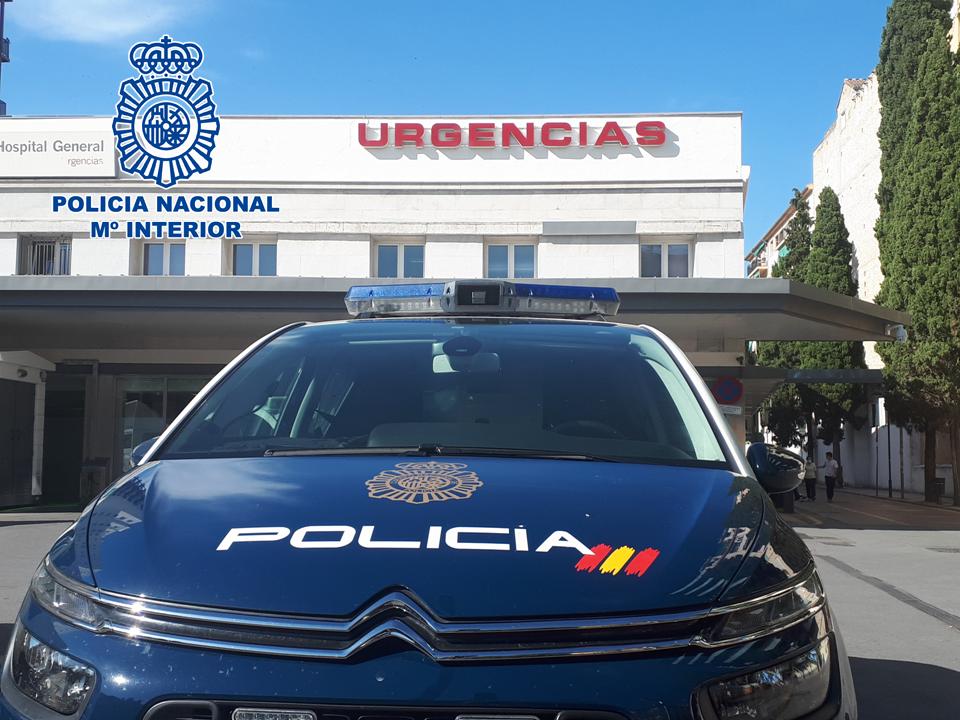 Vehículo policial en hospital