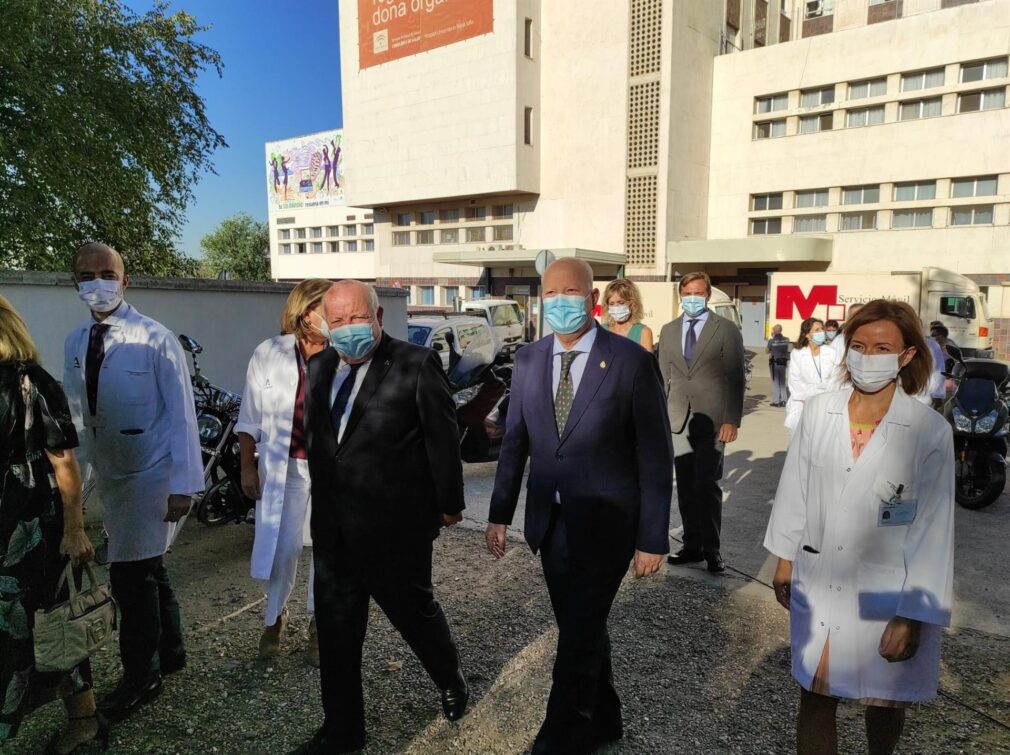 El consejero de Salud junto al de Educación Hospital Universitario Reina Sofía de Córdoba - Foto EP