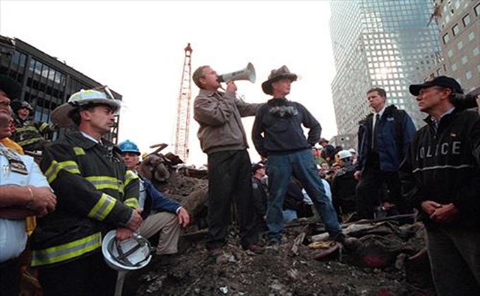 George W. Bush entre los escombros de la Torres Gemelas - ERIC DRAPER - ZUMA PRESS - CONTACTOPHOTO - Archivo