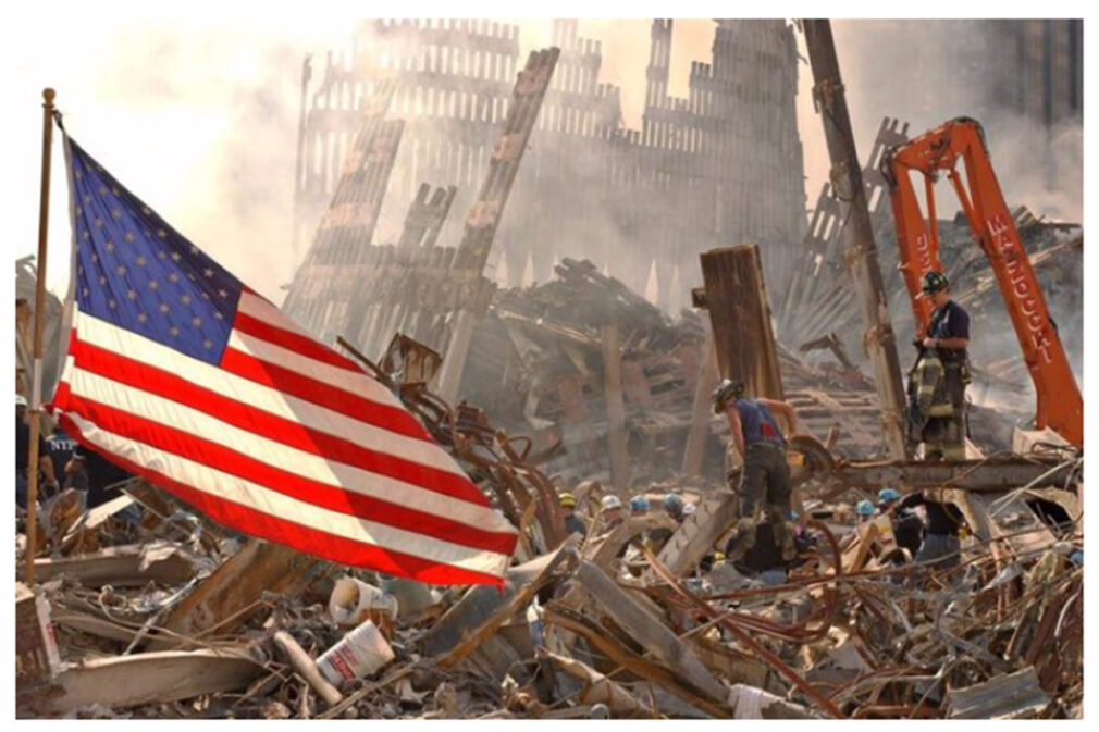 Una bandera estadounidense entre los restos de las Torres Gemelas tras los atentados del 11-S - ANDREA BOOHER - ZUMA PRESS - CONTACTOPHOTO