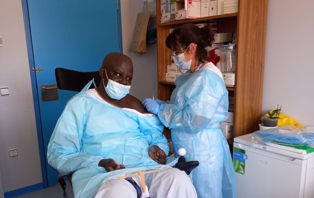 Un equipo multidisciplinar del Hospital Virgen de las Nieves de Granada logra salvar la vida a un paciente senegalés residente en Almería tratado durante dos años de una grave lesión medular