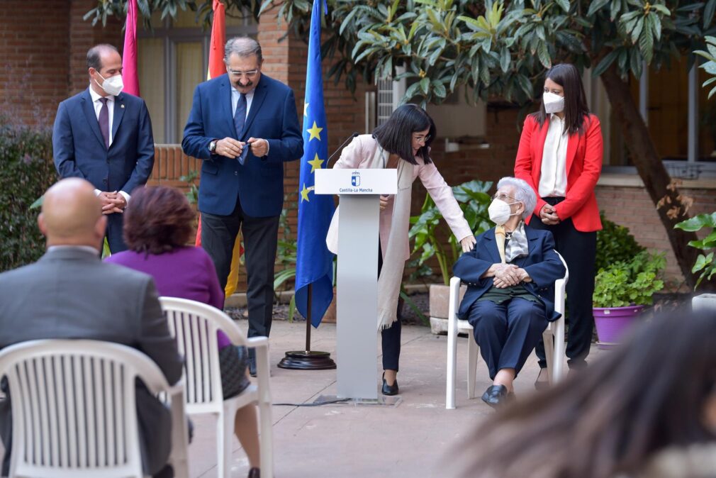 Carolina Darias junto a Araceli Hidalgo, primera mujer vacunada de España contra el coronavirus, en la recepción de la tercera dosis