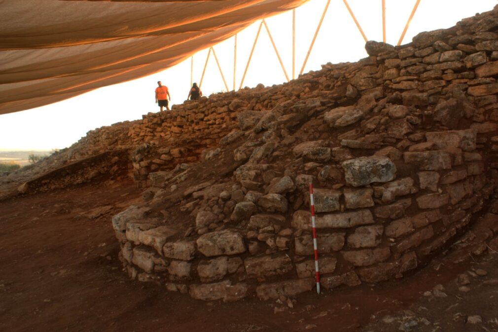 Ciudadela-fortificada-de-hace-5000-anos-en-Algarinejo-scaled.jpg