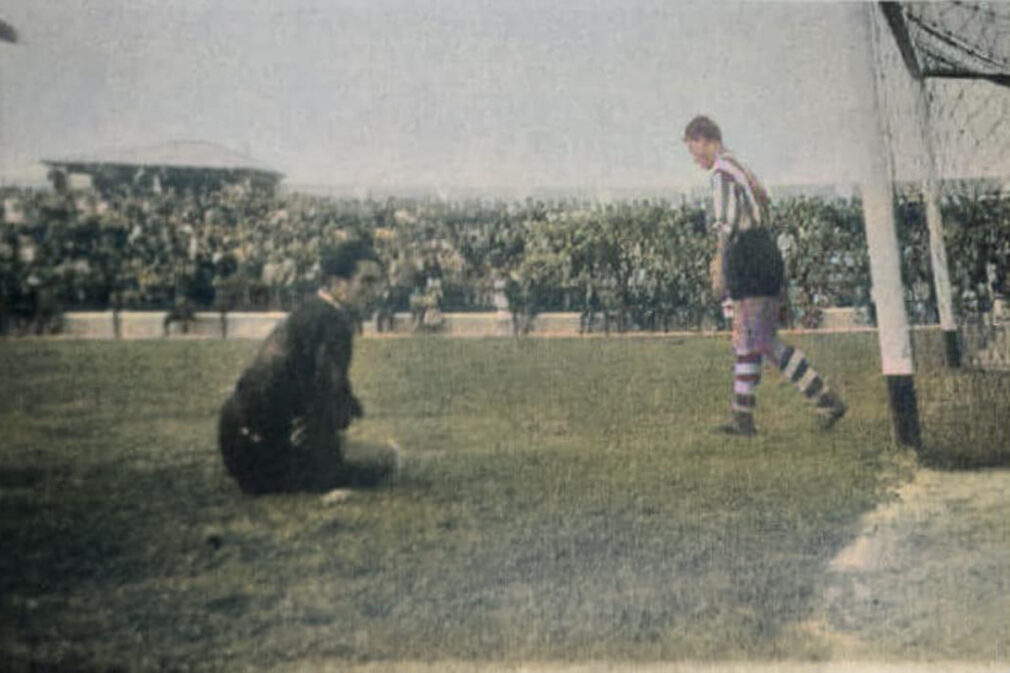 Candi desolado después de recibir uno de los nueve goles en La Victoria