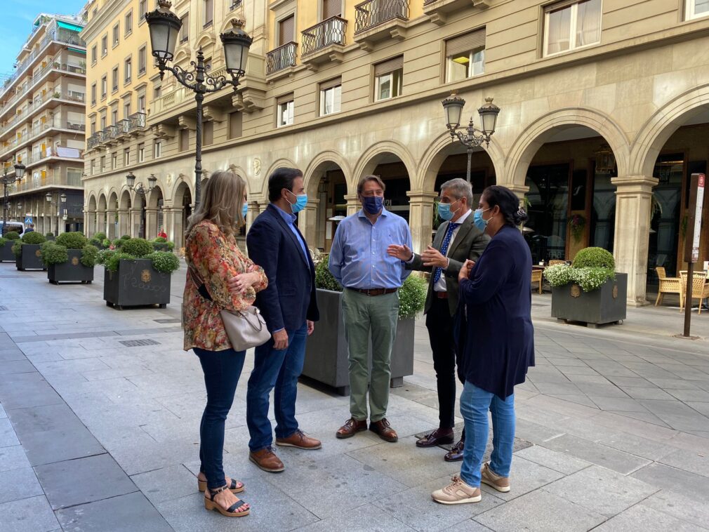 César Díaz en una reunión mantenida con los vecinos de Ganivet 8.10.2021