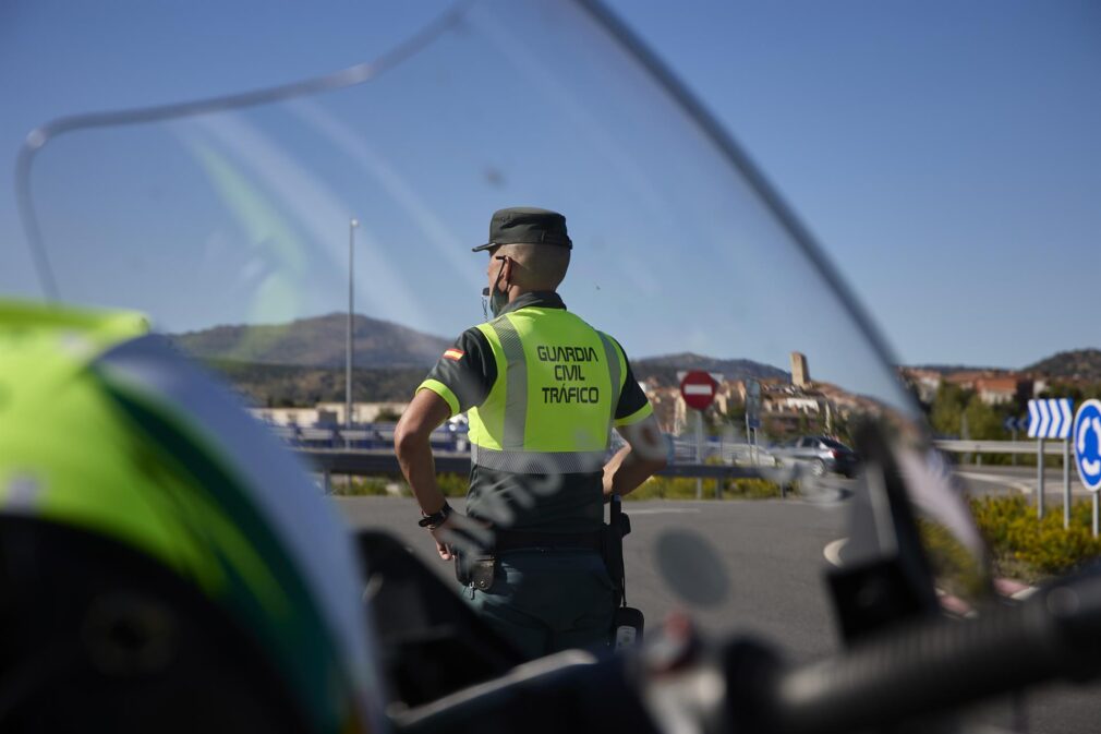 Control policial de la DGT en foto de archivo - Jesús Hellín - Europa Press